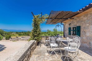 Outdoor dining - Holiday house DAJANA with mediterranean garden (Strilčići)