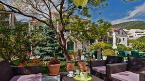 An outdoor seating area with wicker furniture and potted plants. - Room in Bol with Terrace, Air condition, WIFI (3758-4) (Bol)
