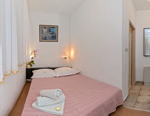 1 bedroom, free WiFi, bed sheets - Room in Bol with Terrace, Air condition, WIFI (3758-4) (Bol)