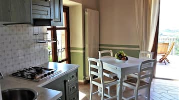 Kühlschrank, Herdplatte, Wasserkocher, Toaster