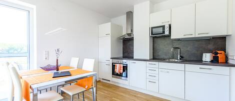 Køleskab, mikrobølgeovn, ovn, kogeplade