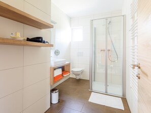 Douche, sèche-cheveux, serviettes fournies, savon