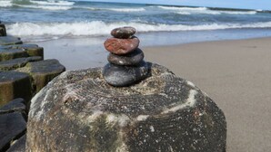A stack of stones on a large rock by the ocean. - Stylish 3 rows App. up to 4 people + Toddler + wifi, 250 m to the Baltic Sea (Börgerend)