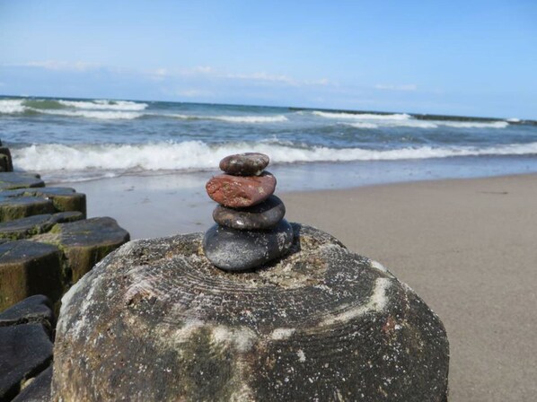 Ranta lähistöllä, aurinkotuoleja