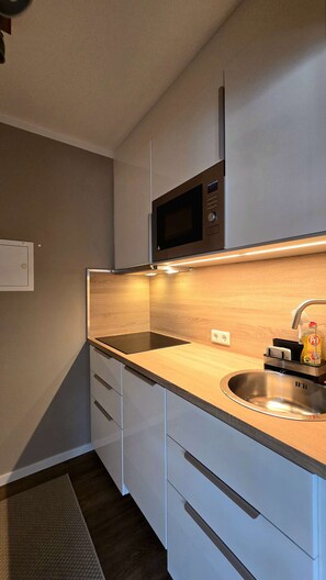Kühlschrank, Mikrowelle, Herdplatte, Geschirrspüler
