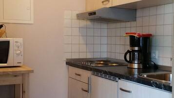 Kühlschrank, Mikrowelle, Herdplatte, Wasserkocher mit Kaffee-/Teezubehör