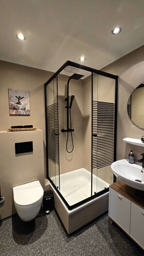 Douche, sèche-cheveux, serviettes fournies