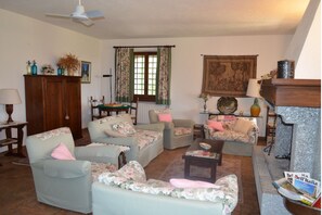 Télévision, cheminée