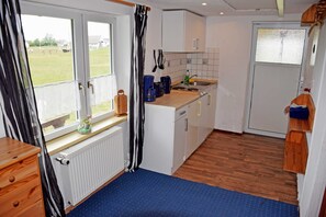 Kühlschrank, Wasserkocher mit Kaffee-/Teezubehör, Wasserkocher, Toaster