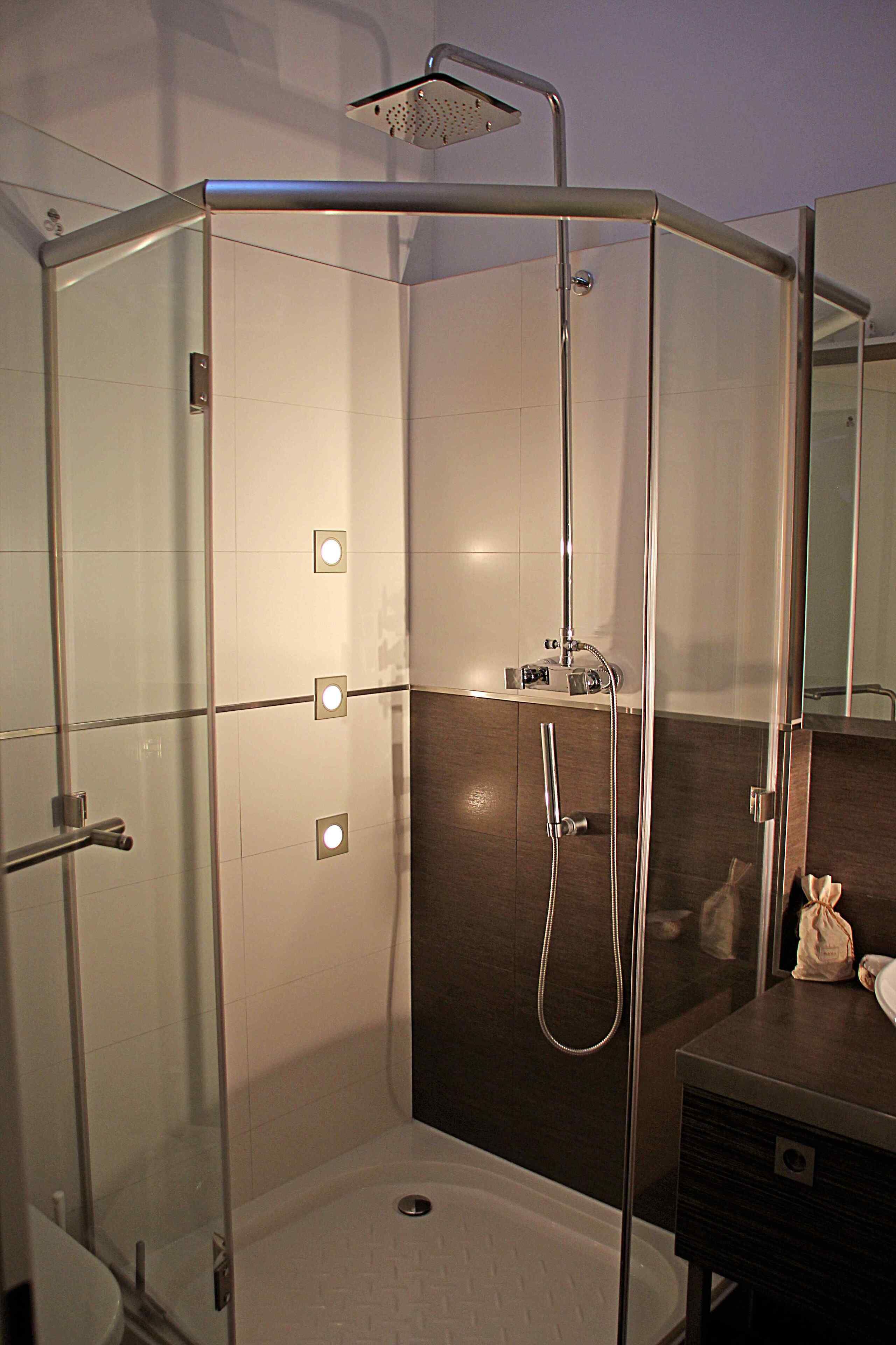 Bright rooftop studio in a quiet side street, Giesing, short distances to town