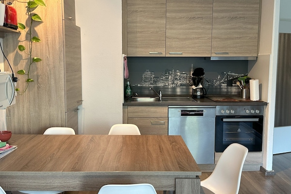 Geladeira, micro-ondas, cooktop, lava-louças