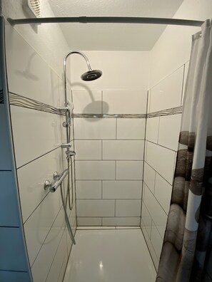 Dusche, Haartrockner, Handtücher, Seife