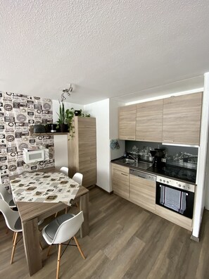 Kühlschrank, Mikrowelle, Herdplatte, Geschirrspüler