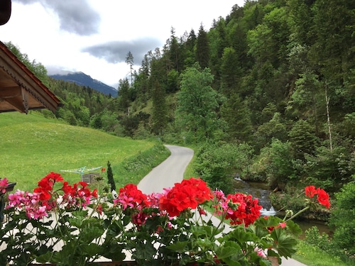 Vacation apartment in quiet centr. Location in the Berchtesgadener Land with unobstructed mountain views