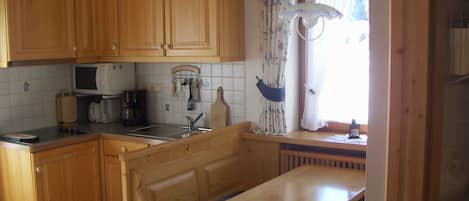 Réfrigérateur, micro-ondes, plaque de cuisson, cafetière/bouilloire