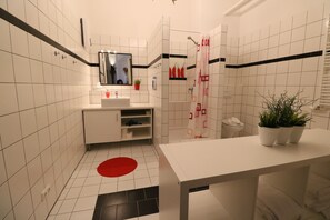 Kjøleskap, kokeplater, kaffetrakter/tekoker og vannkoker