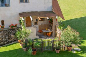 Terrace/patio - Apartment Hofmarkstubn in the tower to Schloss Schedling near the Chiemsee (Trostberg)