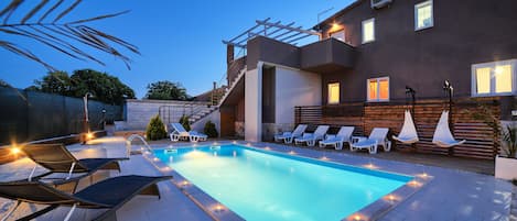 Piscina all'aperto, una piscina riscaldata, lettini