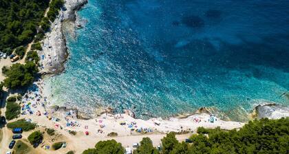 Luxury villa, heated pool, up to 12 guests, 1.5km from the beach in near Medulin