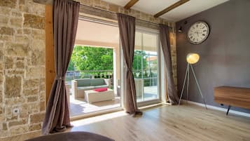 Een televisie, videogames, een dvd-speler en een filmbibliotheek