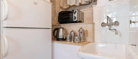 Kjøleskap, ovn, brødrister og fryser