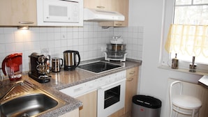 Cafetière/bouilloire, réfrigérateur, micro-ondes, four