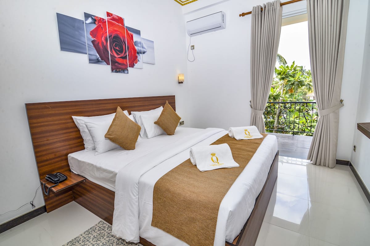 Doppia Deluxe uso singolo, 1 letto king, vista giardino | Insonorizzazione, ferro/asse da stiro, Wi-Fi gratuito, lenzuola