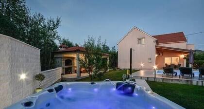 Villa Radosevic near Split, heated pool