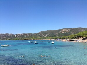 在海灘附近、躺椅、沙灘巾