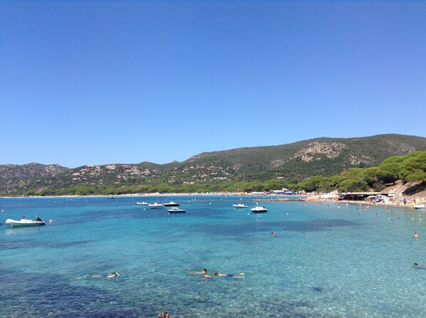 Playa en los alrededores, camastros y toallas de playa 