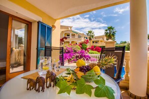Outdoor dining - House with pool in Alcudia Ronda near the beach (Alcanada)