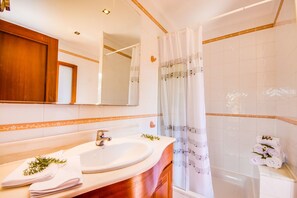 Baignoire, sĂšche-cheveux, serviettes fournies