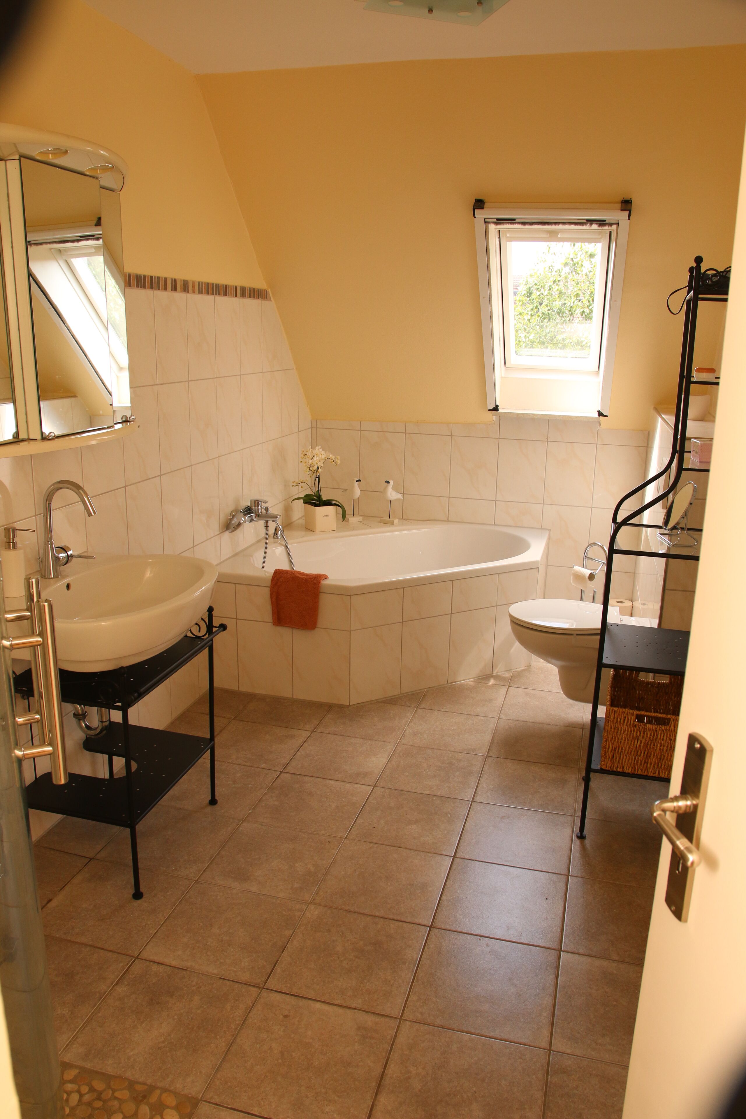 Das Bad mit ebenerdiger Dusche und Badewanne