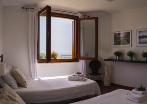 2 室のベッドルーム、セーフティボックス (室内)、デスク、アイロン / アイロン台