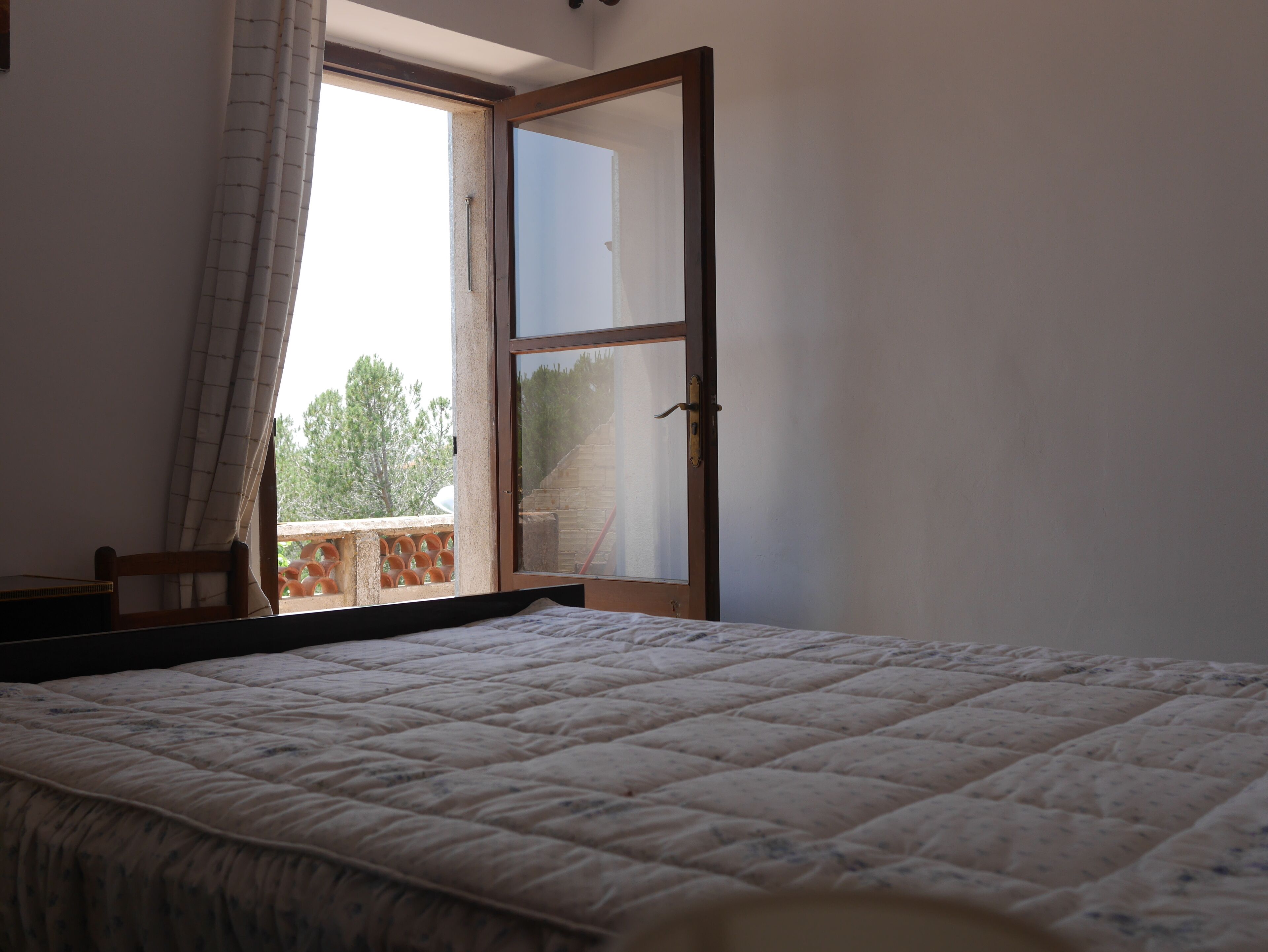 Country house between sea and mountains