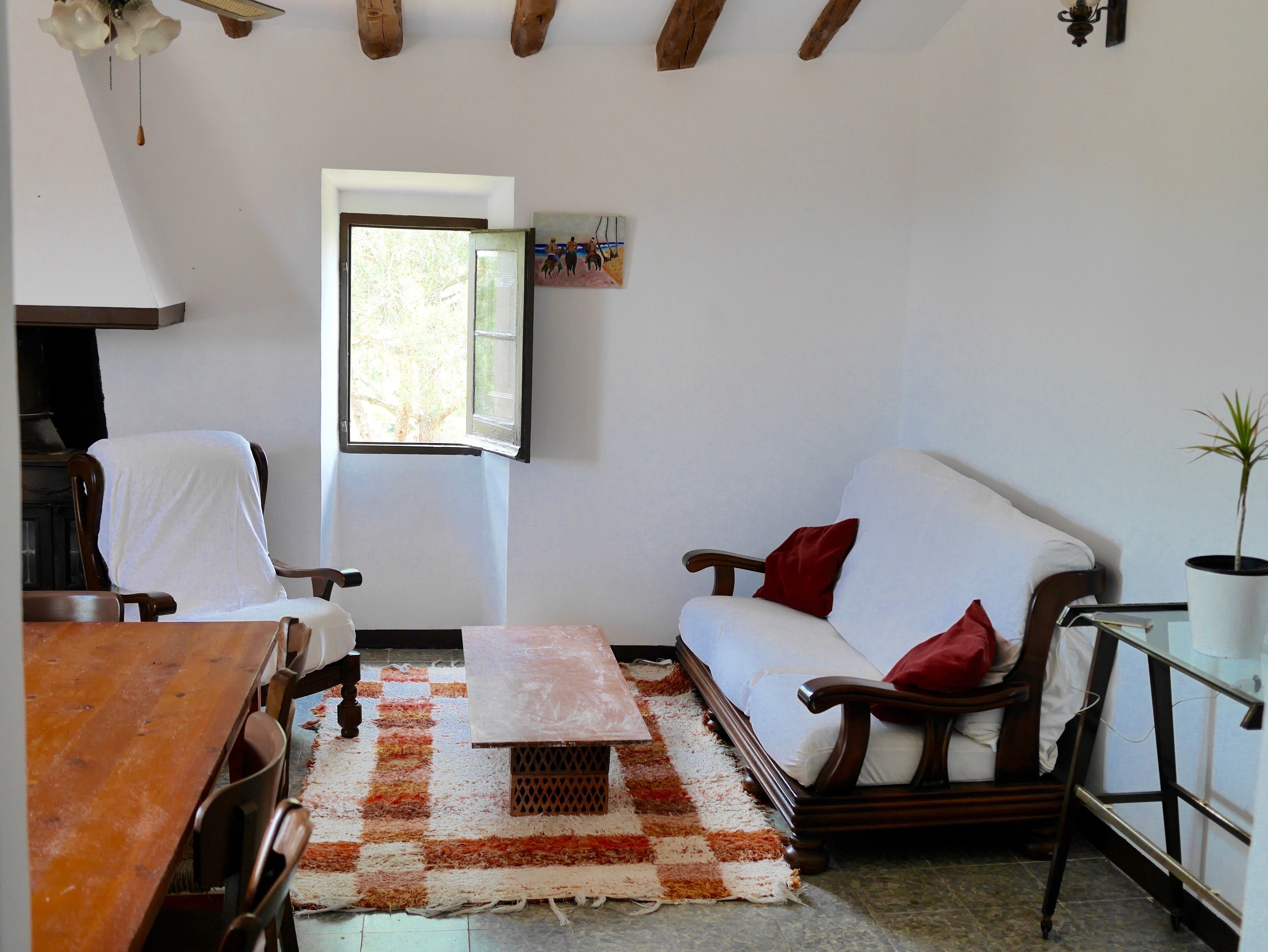 Country house between sea and mountains