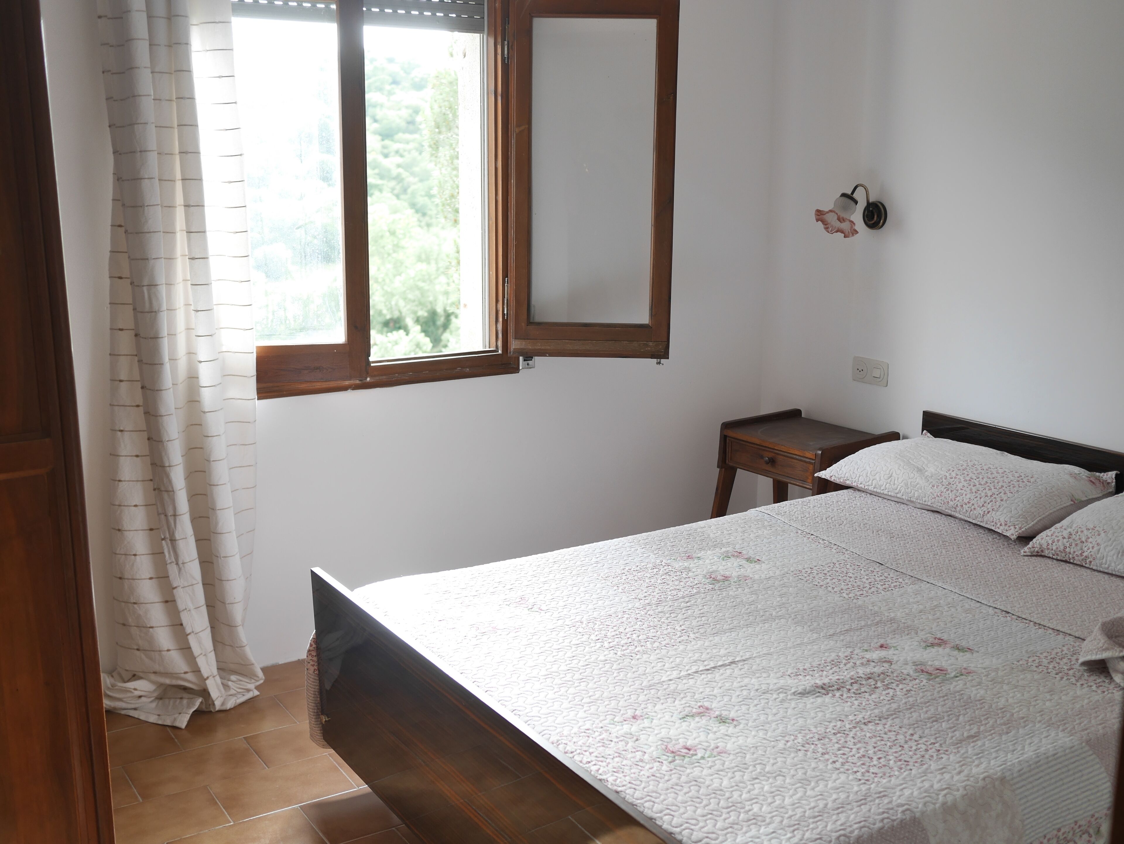 Country house between sea and mountains