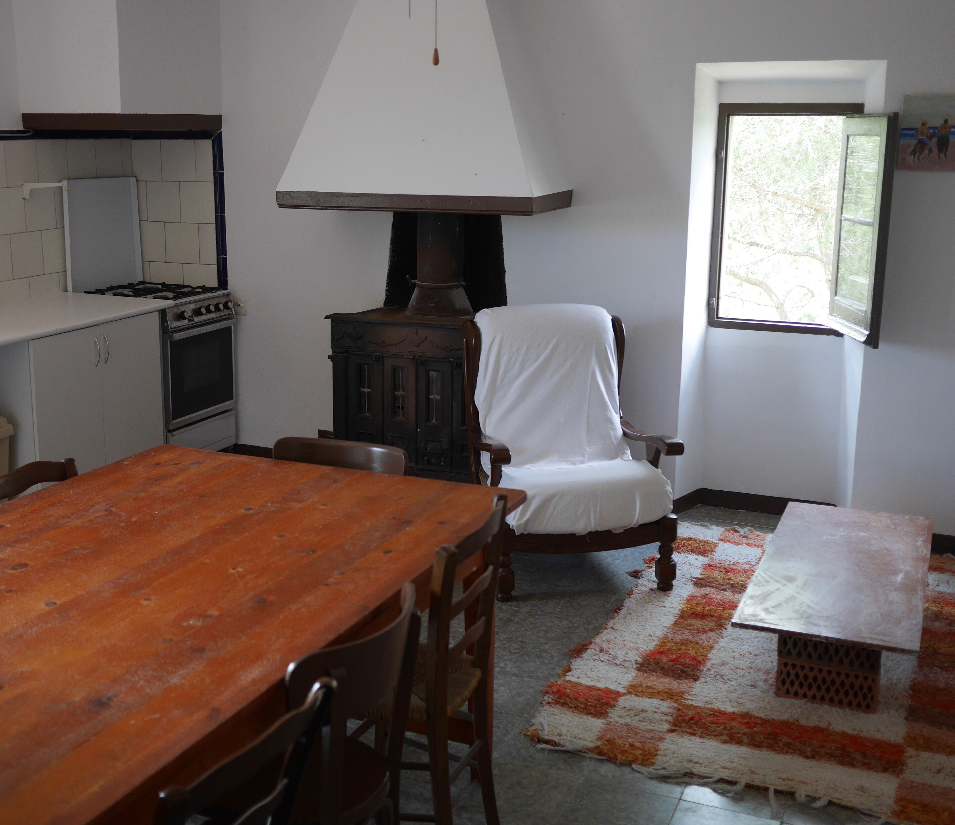 Country house between sea and mountains