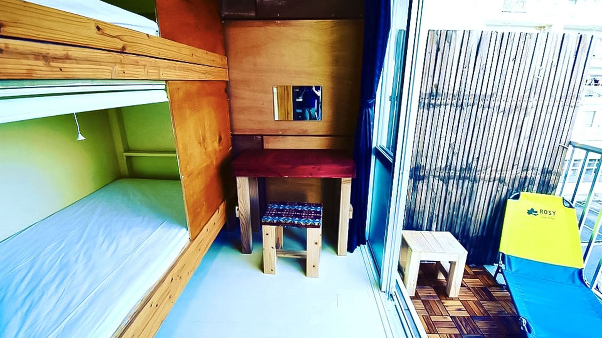Meja kerja, Wi-Fi gratis, dan seprai linen