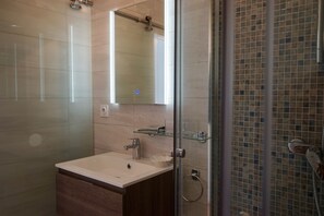 Shower, hair dryer, towels, toilet paper - Magnificent sea view villa, quiet, swimming pool, garden, terraces, 450M from the beach (Saint-Raphaël)