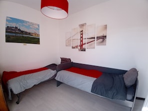 2 chambres, coffre-fort, fer et planche à repasser, lit de bébé portatif