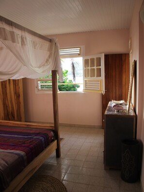 3 chambres, bureau, fer et planche à repasser, lit de bébé portatif