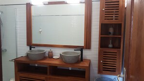 Bañera con ducha, secador de pelo, bidet, toallas