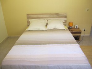 3 bedrooms, desk, iron/ironing board, travel cot
