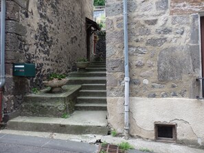 Property grounds - In the Medieval quarter of the small city of Character Murat (Murat)