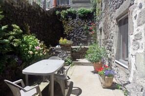 Outdoor dining - In the Medieval quarter of the small city of Character Murat (Murat)