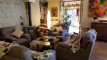 Télévision, cheminée, livres