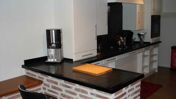 Een koelkast, een microgolfoven, een oven, een kookplaat