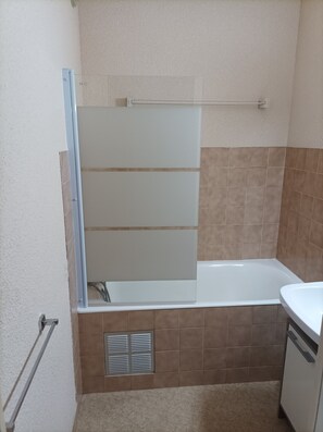 Combined shower/tub