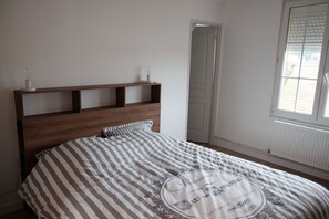 5 slaapkamers, een strijkplank/strijkijzer, reisbedje, gratis wifi
